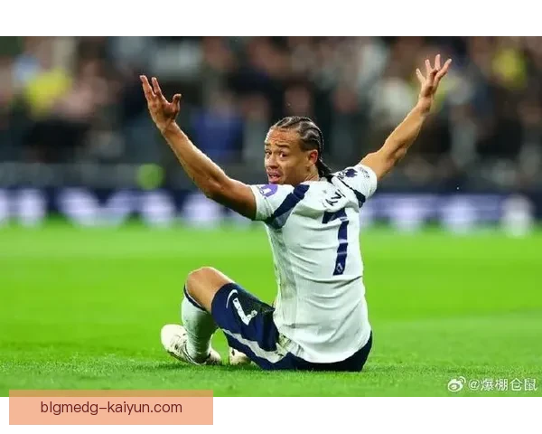 哈维·西蒙斯在荷甲赛季中表现亮眼，助力球队争夺冠军竞争力提升